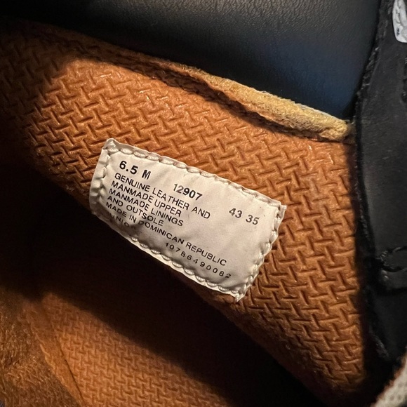 Timberland Black High-Top Boots with Lace-Up Design - Picture 6 of 6